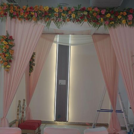 Rr Galaxy Hotel Gurgaon Ngoại thất bức ảnh