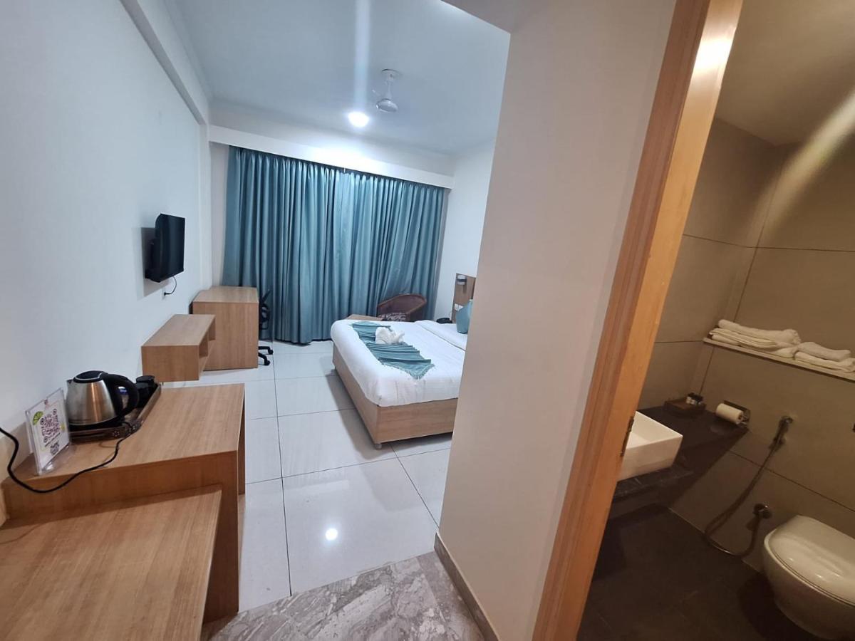 Rr Galaxy Hotel Gurgaon Ngoại thất bức ảnh