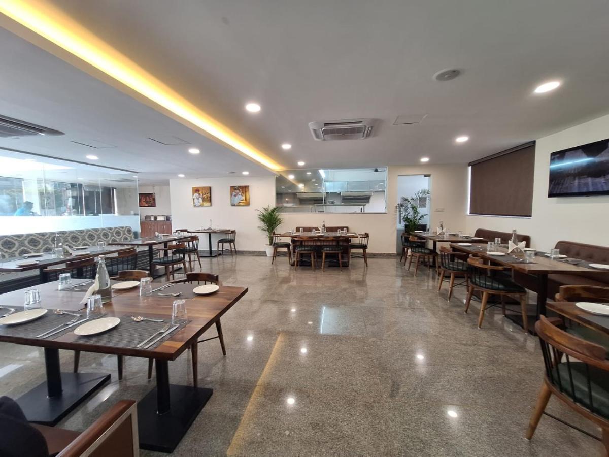 Rr Galaxy Hotel Gurgaon Ngoại thất bức ảnh