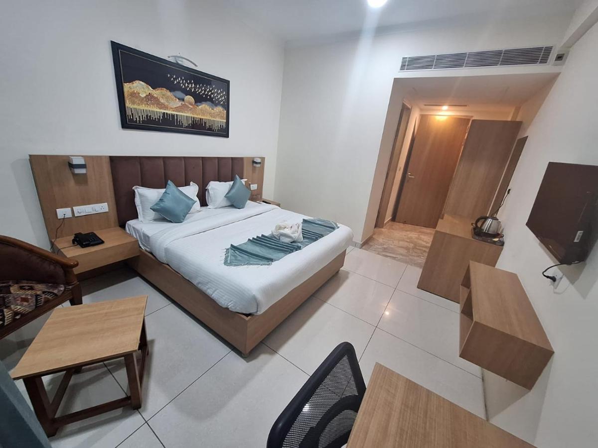 Rr Galaxy Hotel Gurgaon Ngoại thất bức ảnh