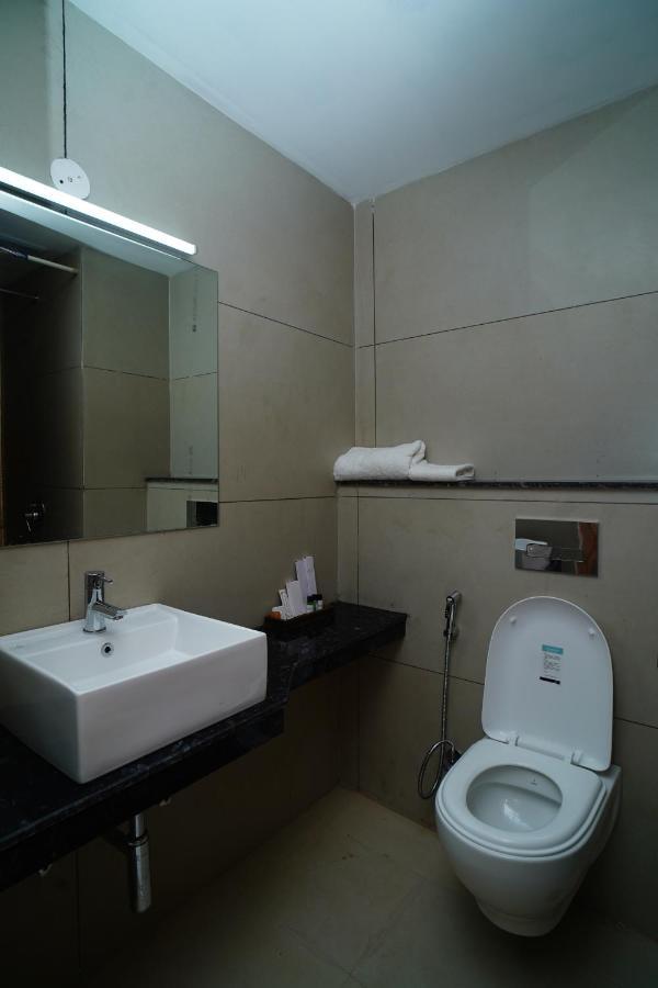 Rr Galaxy Hotel Gurgaon Ngoại thất bức ảnh