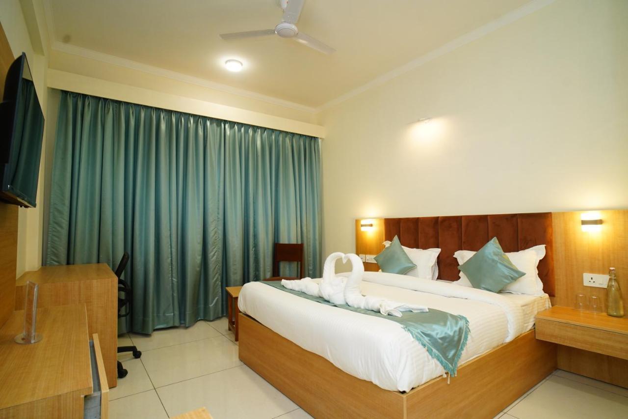 Rr Galaxy Hotel Gurgaon Ngoại thất bức ảnh