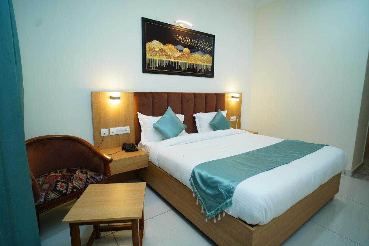 Rr Galaxy Hotel Gurgaon Ngoại thất bức ảnh