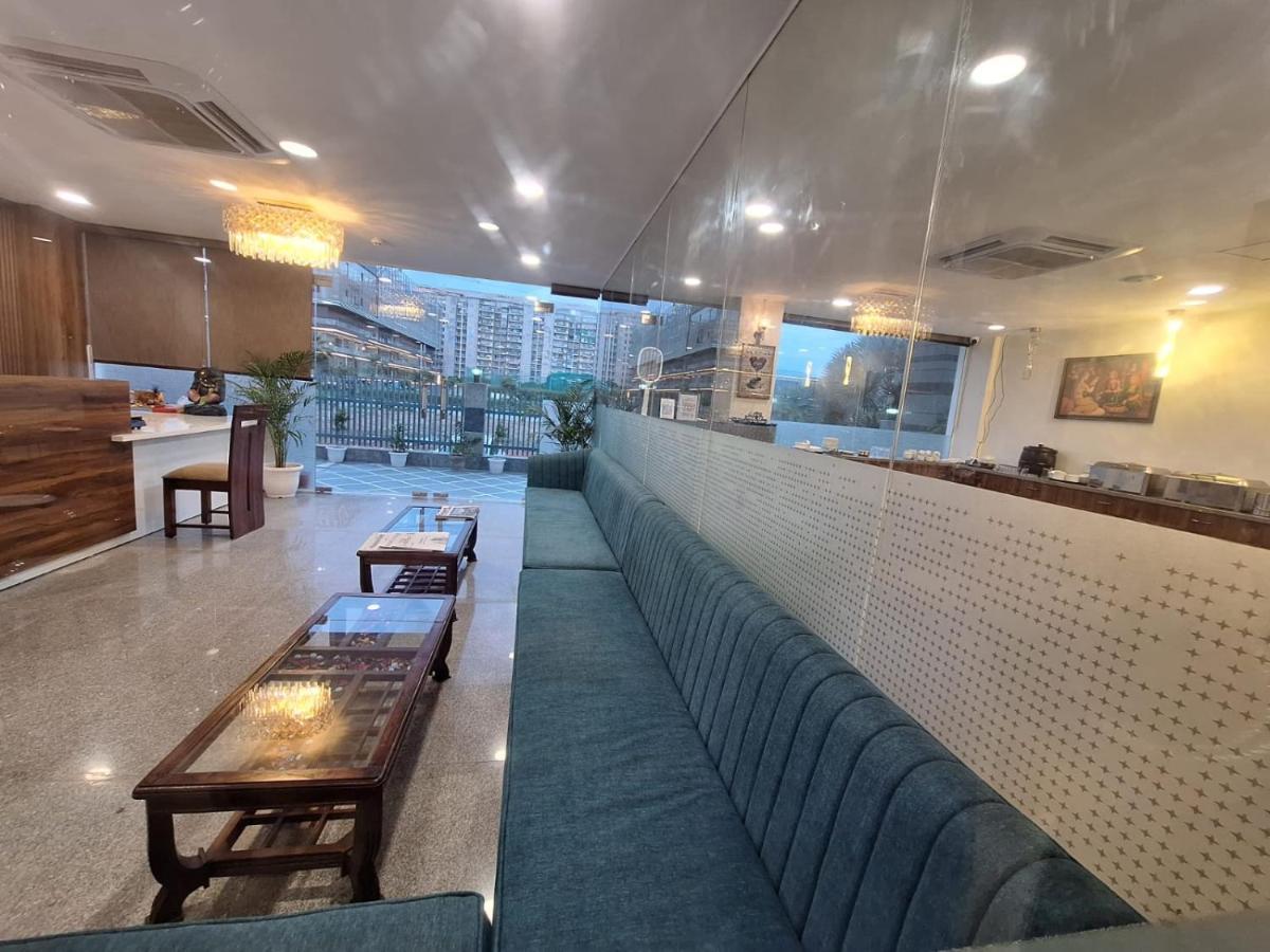 Rr Galaxy Hotel Gurgaon Ngoại thất bức ảnh