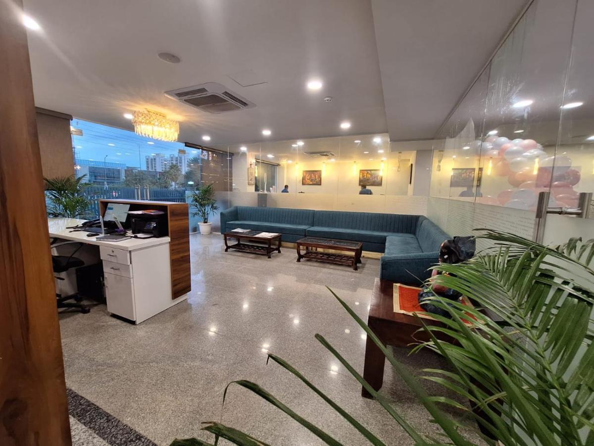 Rr Galaxy Hotel Gurgaon Ngoại thất bức ảnh