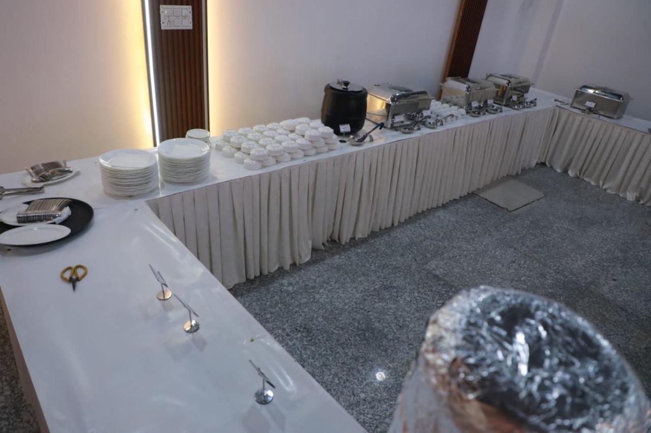 Rr Galaxy Hotel Gurgaon Ngoại thất bức ảnh