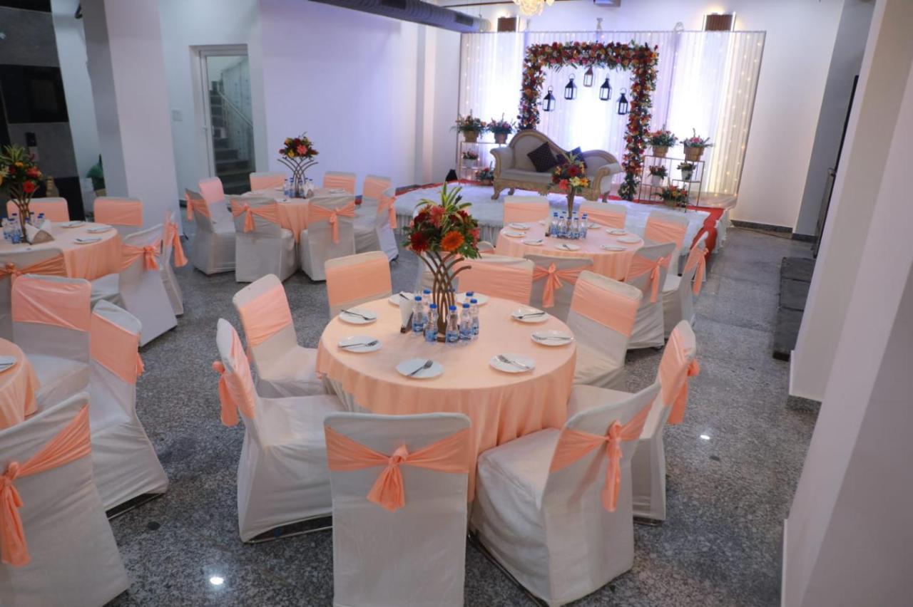 Rr Galaxy Hotel Gurgaon Ngoại thất bức ảnh