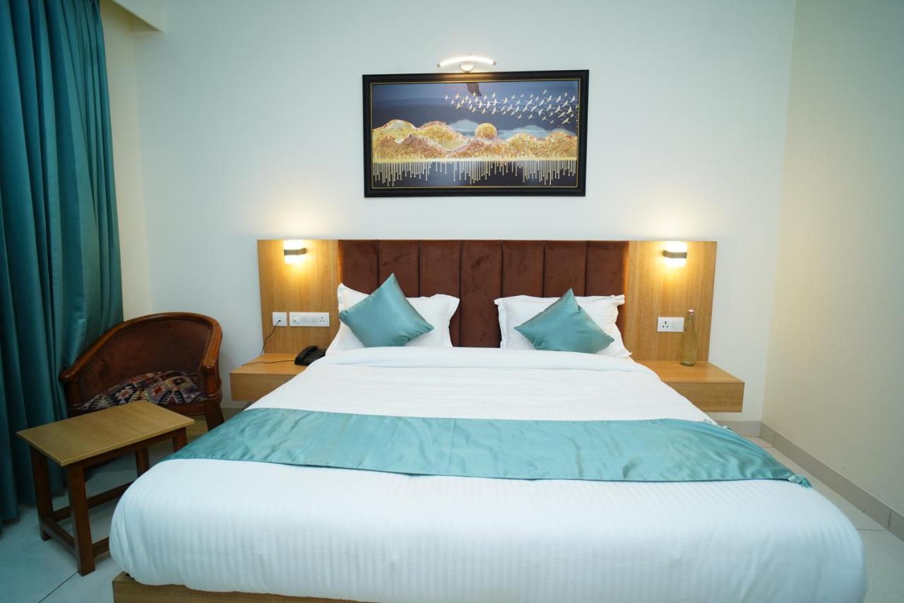 Rr Galaxy Hotel Gurgaon Ngoại thất bức ảnh