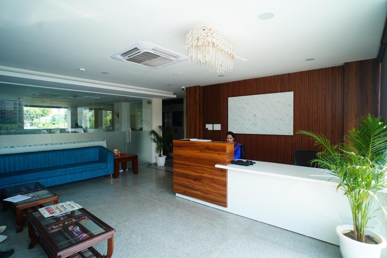 Rr Galaxy Hotel Gurgaon Ngoại thất bức ảnh