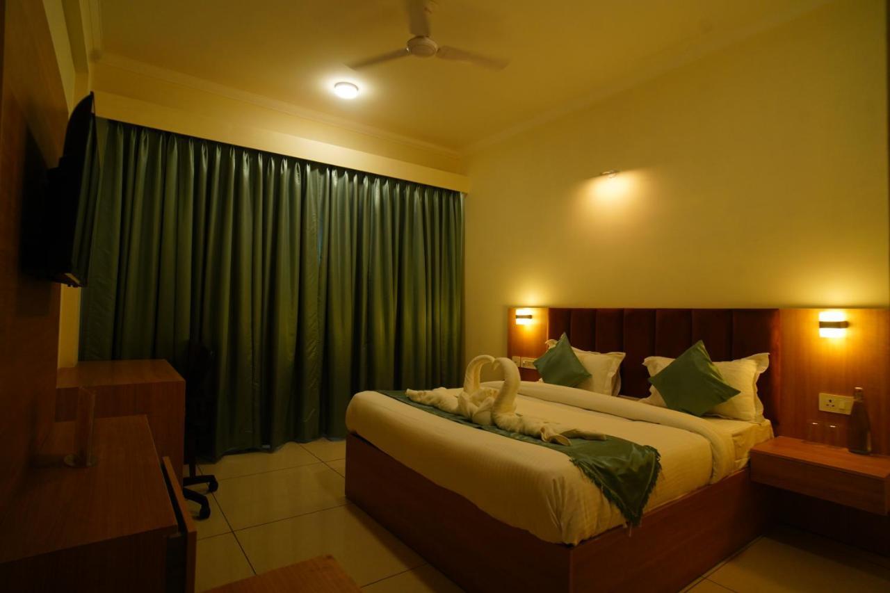 Rr Galaxy Hotel Gurgaon Ngoại thất bức ảnh