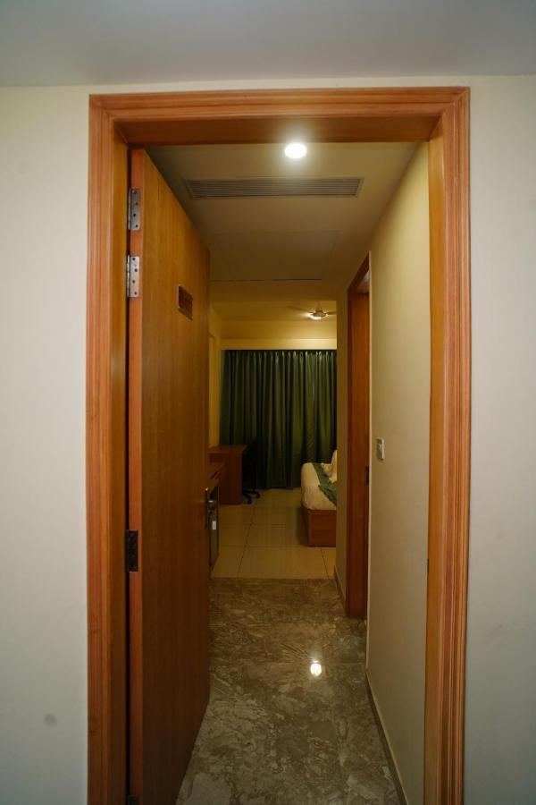 Rr Galaxy Hotel Gurgaon Ngoại thất bức ảnh