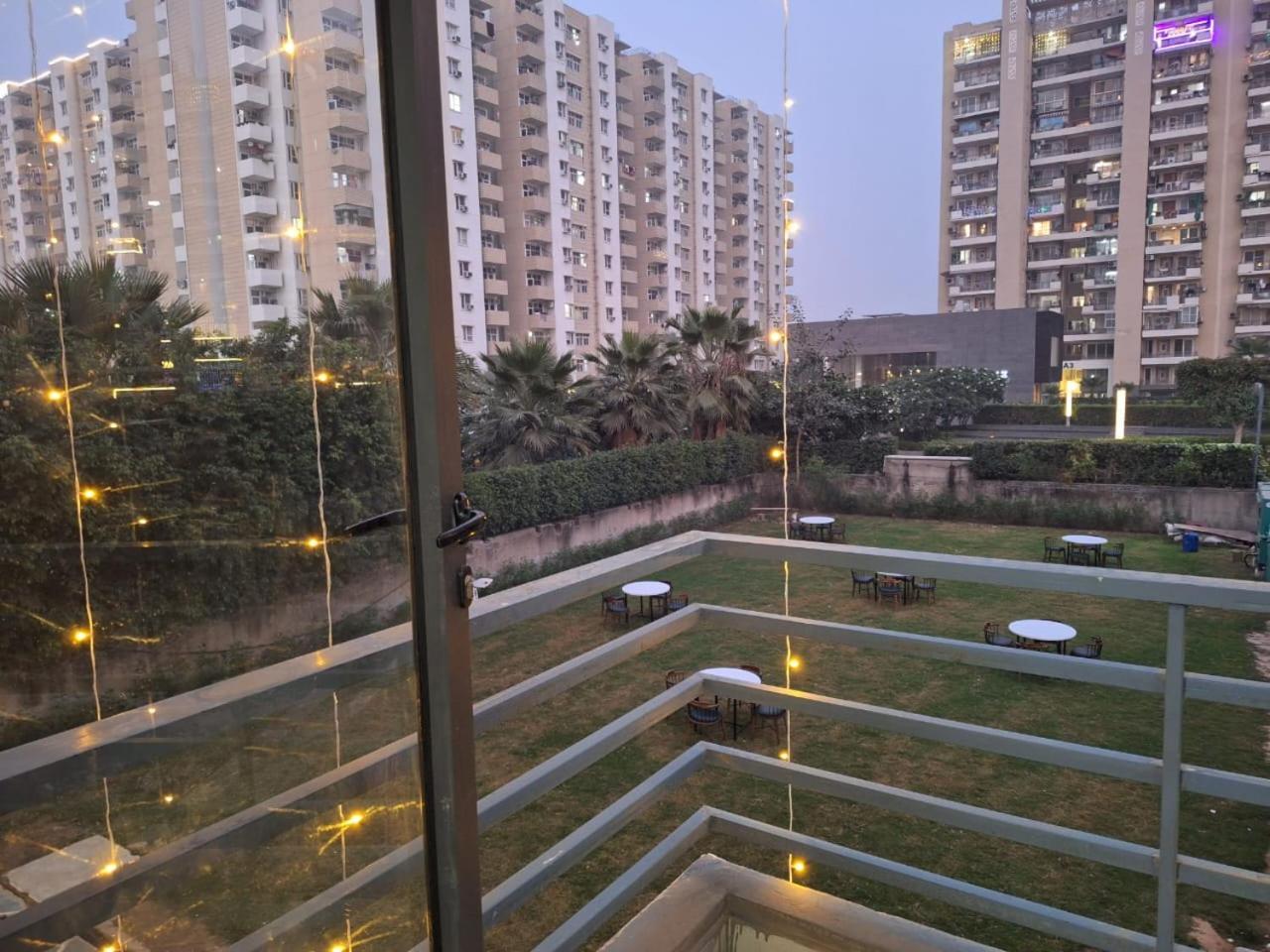 Rr Galaxy Hotel Gurgaon Ngoại thất bức ảnh