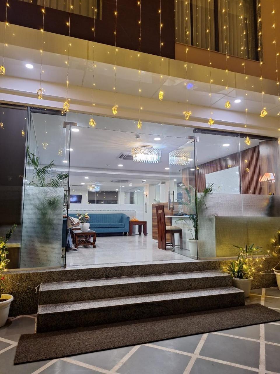 Rr Galaxy Hotel Gurgaon Ngoại thất bức ảnh