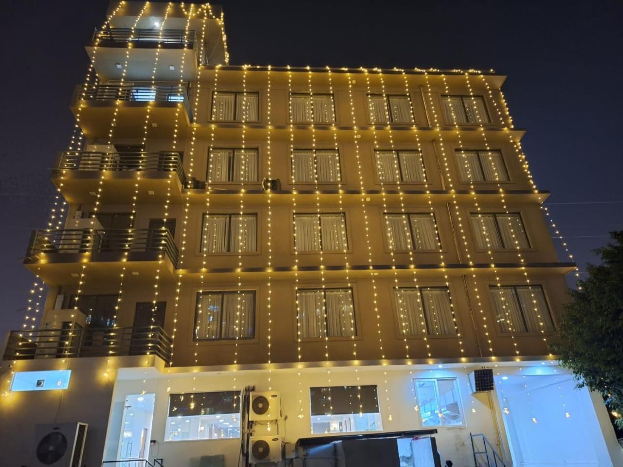 Rr Galaxy Hotel Gurgaon Ngoại thất bức ảnh