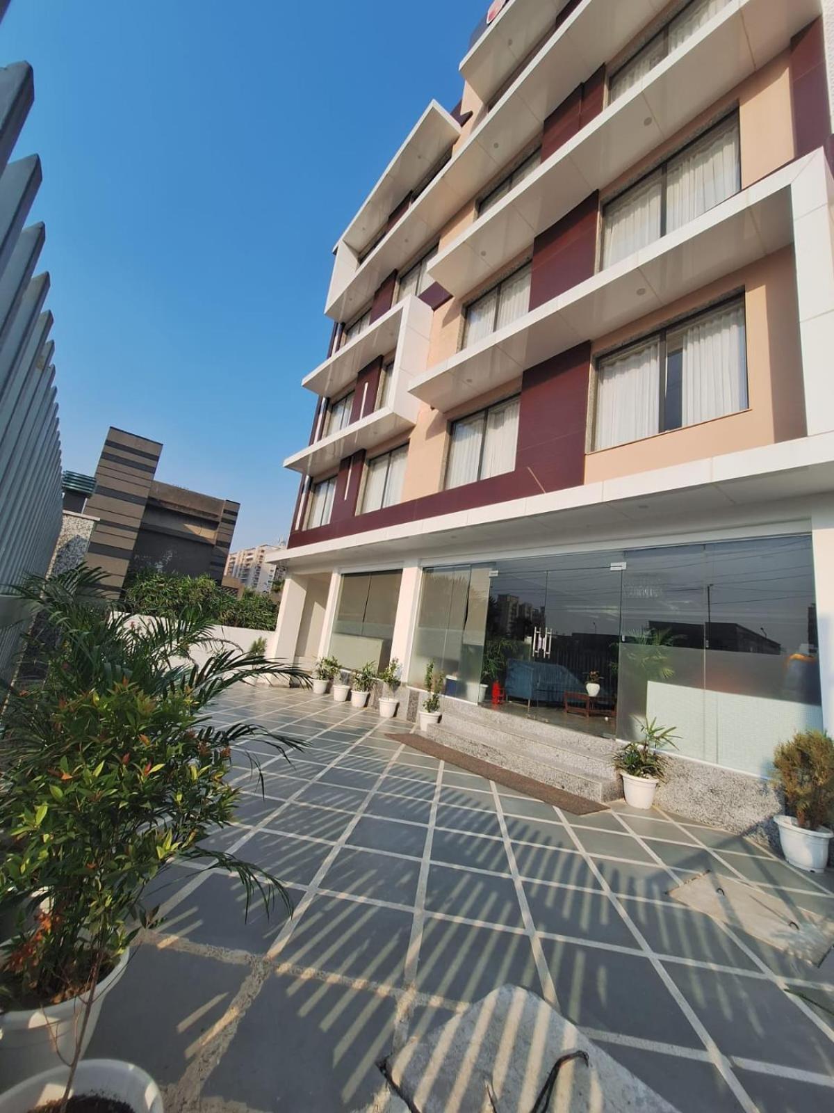 Rr Galaxy Hotel Gurgaon Ngoại thất bức ảnh