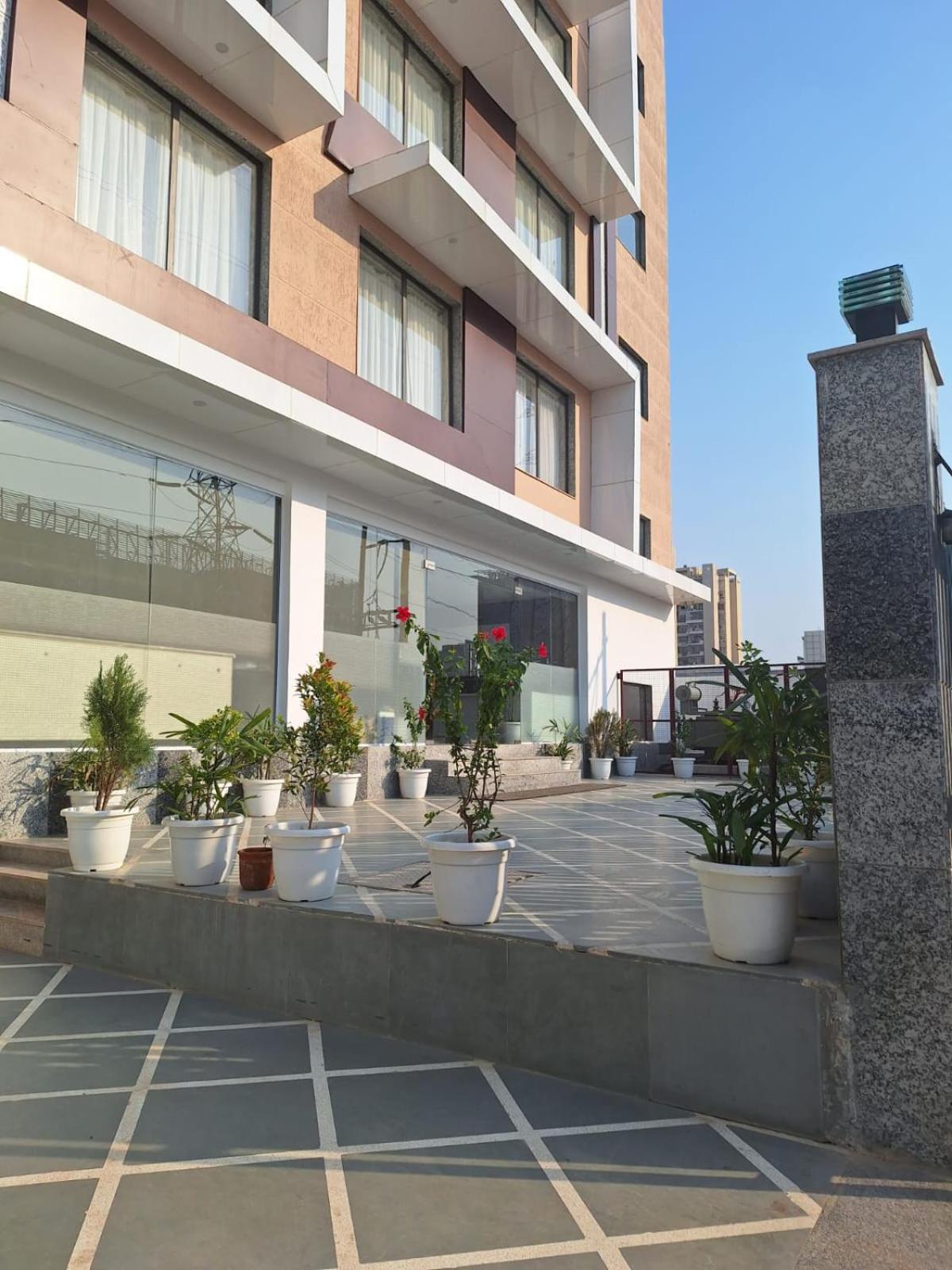 Rr Galaxy Hotel Gurgaon Ngoại thất bức ảnh