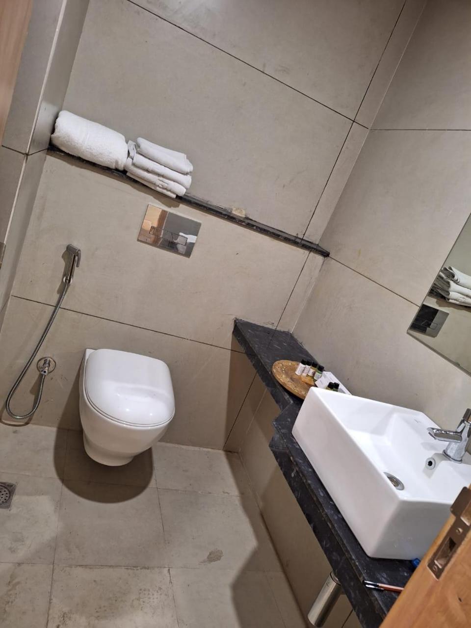Rr Galaxy Hotel Gurgaon Ngoại thất bức ảnh