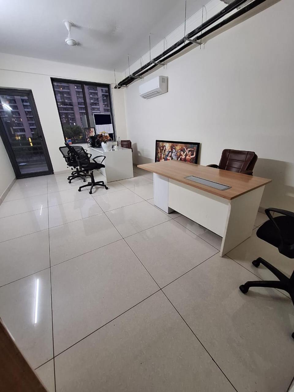 Rr Galaxy Hotel Gurgaon Ngoại thất bức ảnh